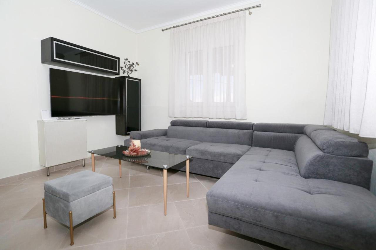 Villa Liana , Private Villa With Pool And Garden Vergia Bagian luar foto